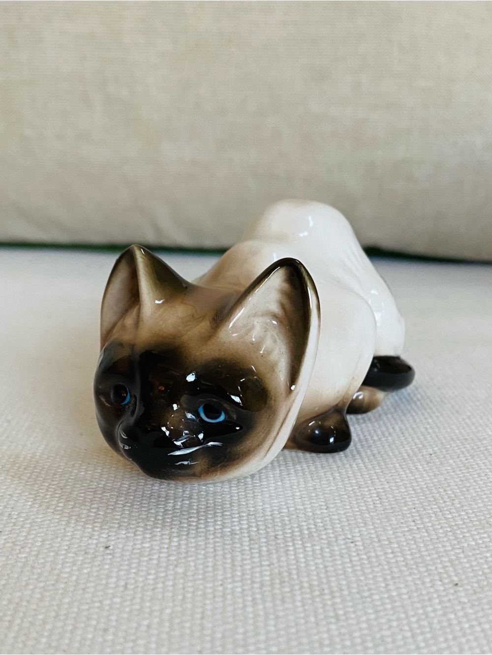 VTG Enesco Porcelain Siamese Kitty Cat Stalking Figurine Shelf Sitter 4.5”